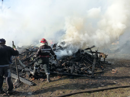 Incendiu, pompier (c) eMaramures.ro